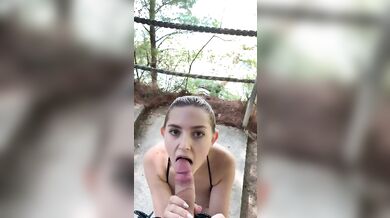 Eva Elfie rychle vykouří svému příteli při túře po ostrově