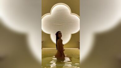 Krásná Liza Kovalenko předvádí své sexy nahé tělo ve vířivce