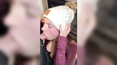 Anna Blossom kouří svému příteli