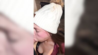 Anna Blossom kouří svému příteli