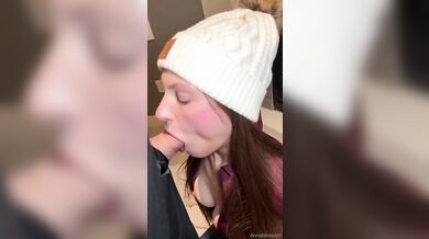 Anna Blossom kouří svému příteli