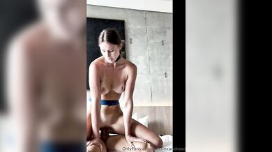Ella Alexandra skáče na tvrdém penisu svého přítele