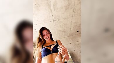 Ella Alexandra skáče na tvrdém penisu svého přítele