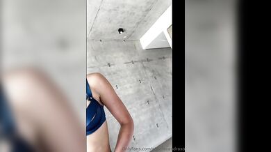 Ella Alexandra skáče na tvrdém penisu svého přítele