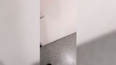 Riskantní kouření ve výtahu od Swedishcouplee vede ke žhavému šukání