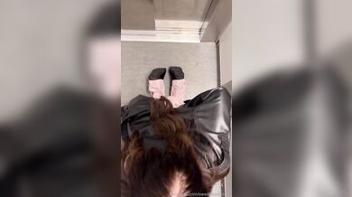 Riskantní kouření ve výtahu od Swedishcouplee vede ke žhavému šukání