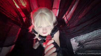 Kitty Kum jako Misa Amane stříká při jízdě na svém dildu