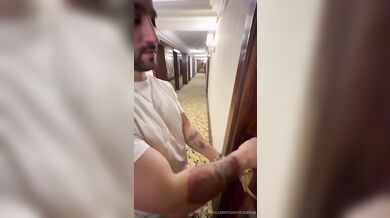 Černovlasá kočka Cosmicstella natáčí v hotelu své sex video