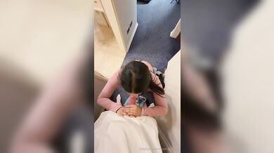 Černovlasá kočka Cosmicstella natáčí v hotelu své sex video