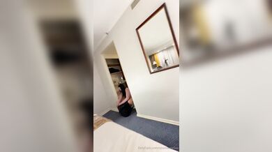 Černovlasá kočka Cosmicstella natáčí v hotelu své sex video