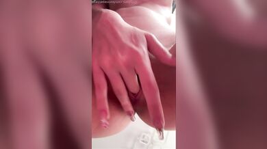 Prsatá zrzka Bonniepetitexo si dopřává potěšení