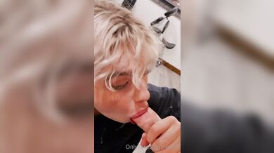 Lems7 kouří svému příteli, zatímco má na sobě popruh