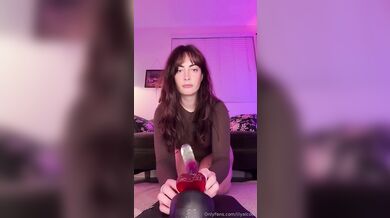 Lily Alcott jezdí na svém dildu a dráždí si klitoris