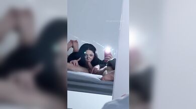 Nerdka Nacre Victoire si nechá ošukat svou těsnou kundičku