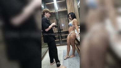 Brunetka Michelle Rabbit si to rozdává se svým fotografem