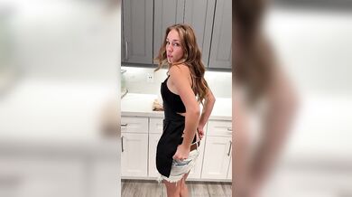 Hospodyně Anya Matusevich si užívá velký penis svého šéfa