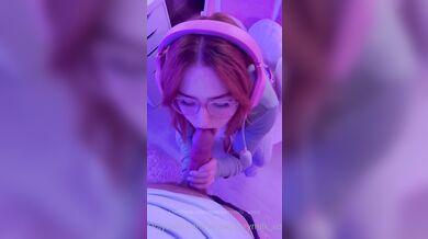 Strawberrymilk_xoxo šuká ve svém perfektním herním setu