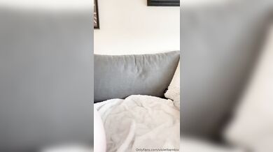 Brunetka VioletBabyX masturbuje se svým obřím dildem