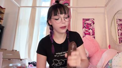 DitzyMaruu kouří své černé dildo