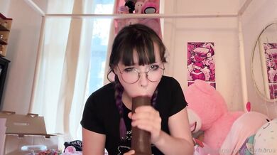 DitzyMaruu kouří své černé dildo