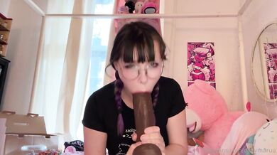 DitzyMaruu kouří své černé dildo