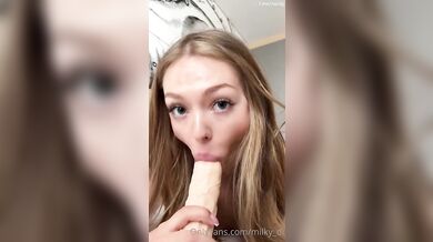 Milkydi_vip dráždí svým dildem v POV