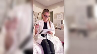 Nadržená Skylar Mae po masáži udělá svému příteli sexy honění