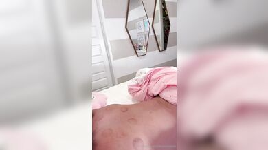 Nadržená Skylar Mae po masáži udělá svému příteli sexy honění