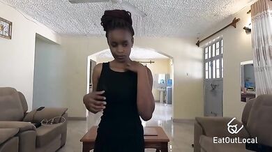 Africká černoška líže zadek a šuká s velkým ptákem