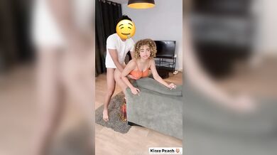 Kudrnatá kráska Lela Sohna je šukána zezadu