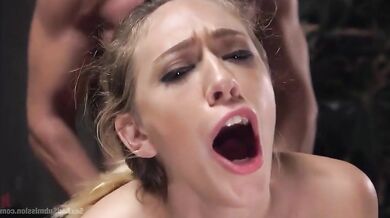 Blondýnka s velkými prsy Kagney Linn Karter v BDSM pornu