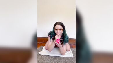 BaileyEilish dosáhne orgasmu díky svému dildu a vibrátoru