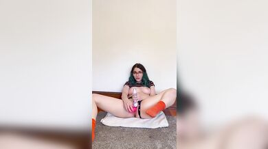 BaileyEilish dosáhne orgasmu díky svému dildu a vibrátoru