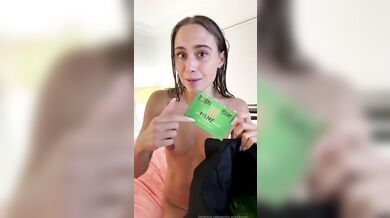 Brunetka Petite.Princessxo masturbuje se svým dildem