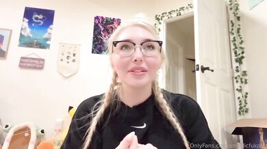 Blondýnka Angelicfukdoll se chlubí svými velkými přírodními prsy
