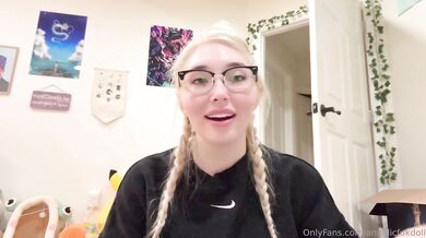 Blondýnka Angelicfukdoll se chlubí svými velkými přírodními prsy