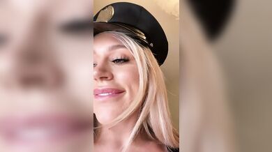 Blonďatá policistka Elle Brooke si plní kundičku dildem