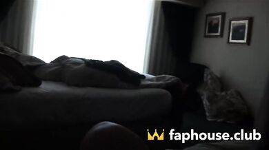 Tahle blondýnka s brýlemi chce obrovskýho ptáka hluboko v sobě