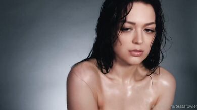 Kráska z OnlyFans Tessafowler si hraje se svými obrovskými přírodními prsy