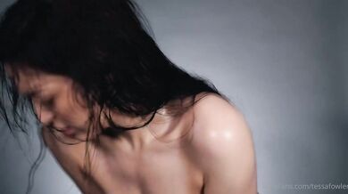 Kráska z OnlyFans Tessafowler si hraje se svými obrovskými přírodními prsy