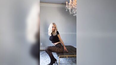 Kočka RachelCook provokuje v legínách s leopardím vzorem
