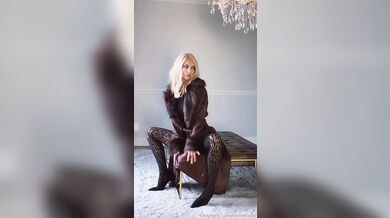 Kočka RachelCook provokuje v legínách s leopardím vzorem