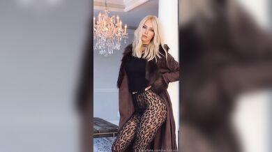 Kočka RachelCook provokuje v legínách s leopardím vzorem
