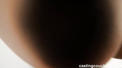 Potetovaná CamilaCortezXX šuká na gauči při castingu