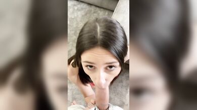 Lilah_LovesYou kouří ptáka svému příteli a polyká sperma