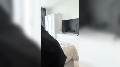 Blondýnka s velkými prsy Leiavo si hraje se svými dildy