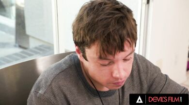 Prsatá MILF šuká ptáka svého nevlastního syna svými obrovskými prsy a vlhkou kundičkou