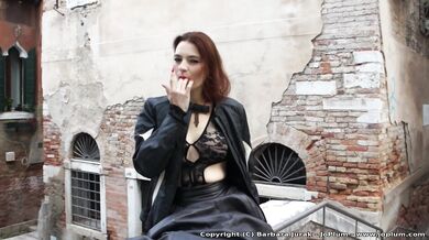 Krakovská placená prostitutka Barbara Jurak (Joanna Plum) masturbuje na veřejnosti