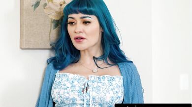 Jewelz Blu přistihne muže, jak si honí místo opravy ledničky, a pak mu dá drsný sex s velkými prsy