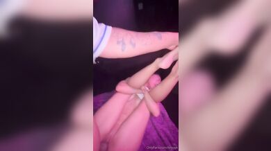 Asijská kočka Tinyyyk z OnlyFans ovládaná svým pánem